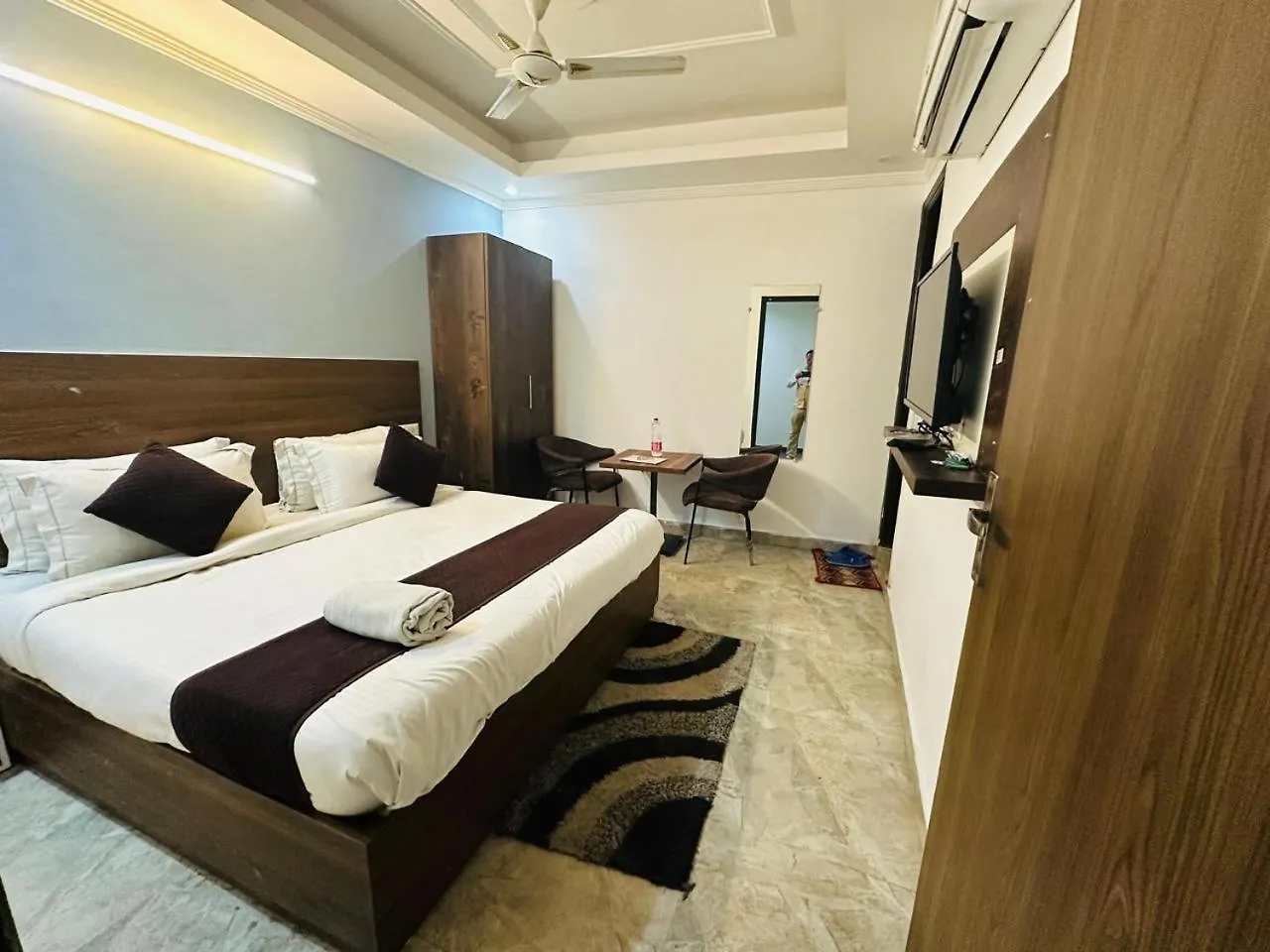 Hotel S R Palace - Free Airport Drop For Minimum 05 Nights Stay - 5 Mins From Igi & Domestic Airport Delhi New Delhi