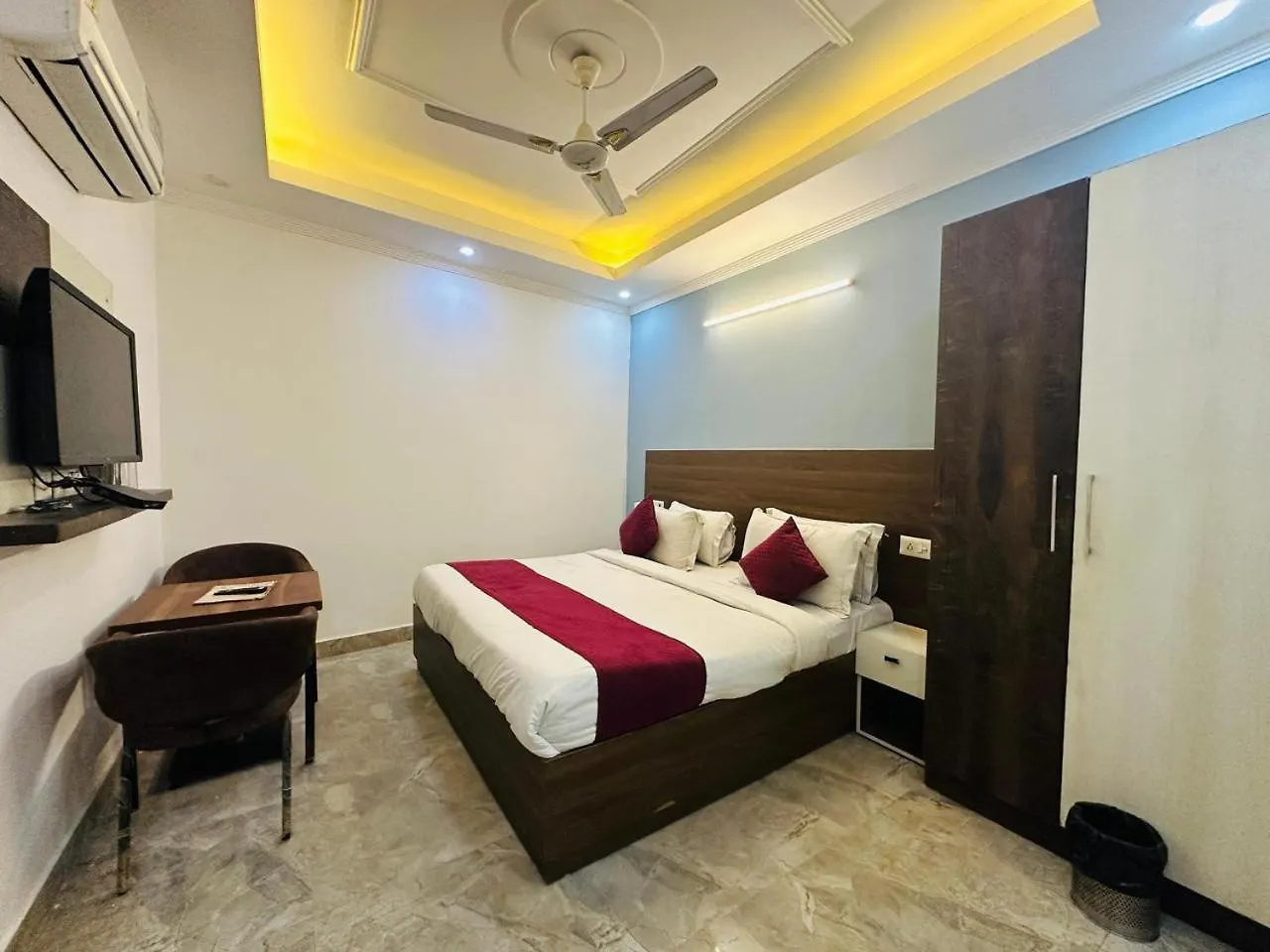 Hotel S R Palace - Free Airport Drop For Minimum 05 Nights Stay - 5 Mins From Igi & Domestic Airport Delhi New Delhi
